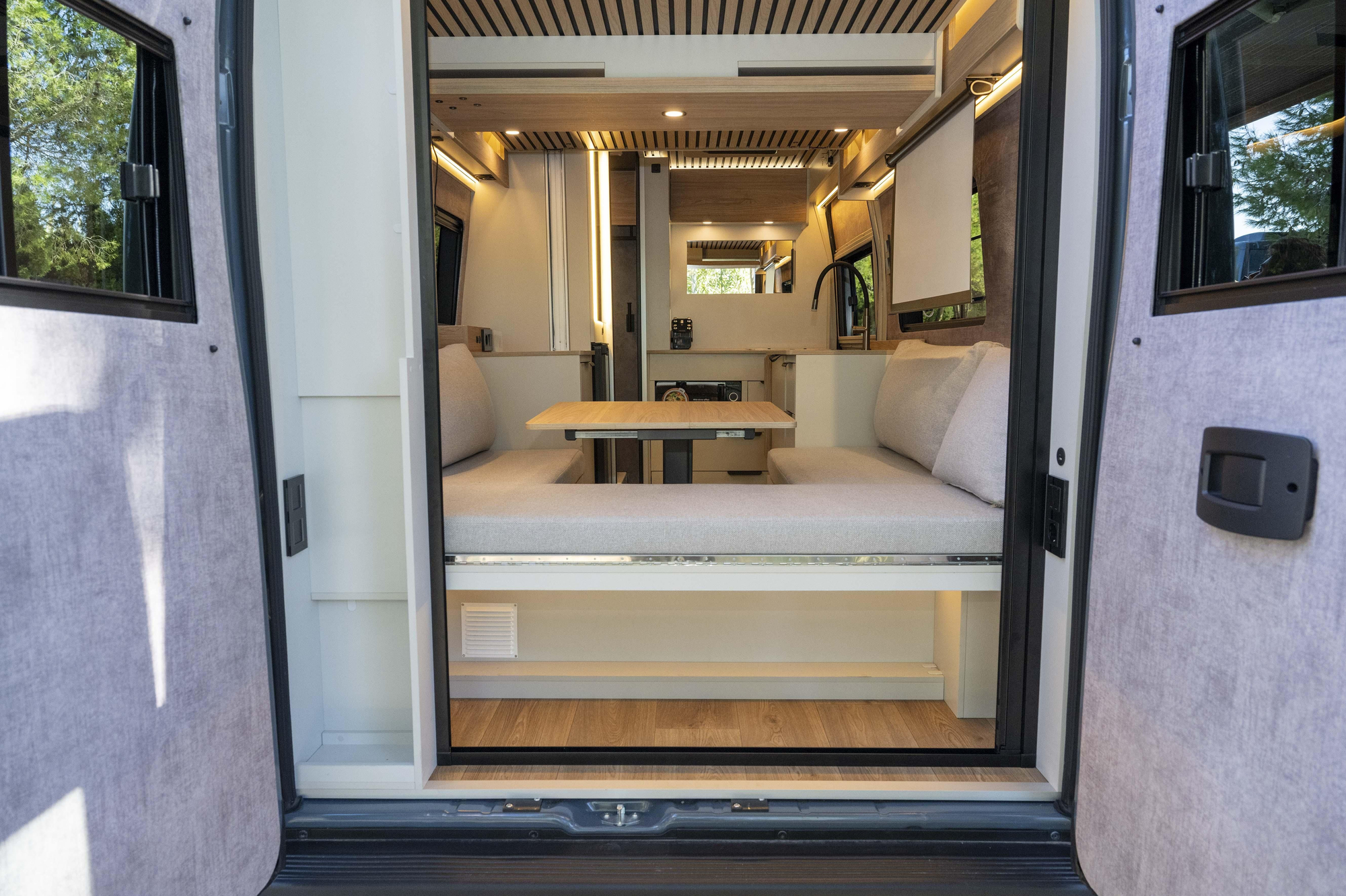 Vista del interior del Fiat Ducato transformado por el especialista barcelonés Nomade Nation.