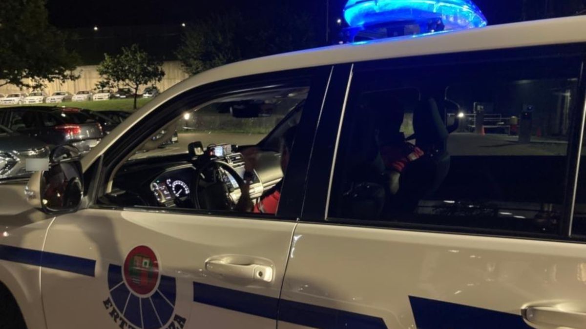 Un ertzaina herido en una intervención policial en las fiestas de San Antonio de la localidad vizcaína de Etxebarri