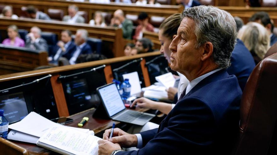 El líder del PP, Alberto Núñez Feijóo (d) escucha al presidente del Gobierno, Pedro Sánchez (no en la imagen) durante la sesión de control al Gobierno celebrada este miércoles en el Congreso de los Diputados en Madrid. EFE/J.J.Guillén