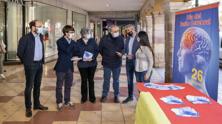 El vicepresidente, Pablo Zuloaga, y varios concejales visitan la mesa informativa instalada con motivo del Día del Daño Cerebral
