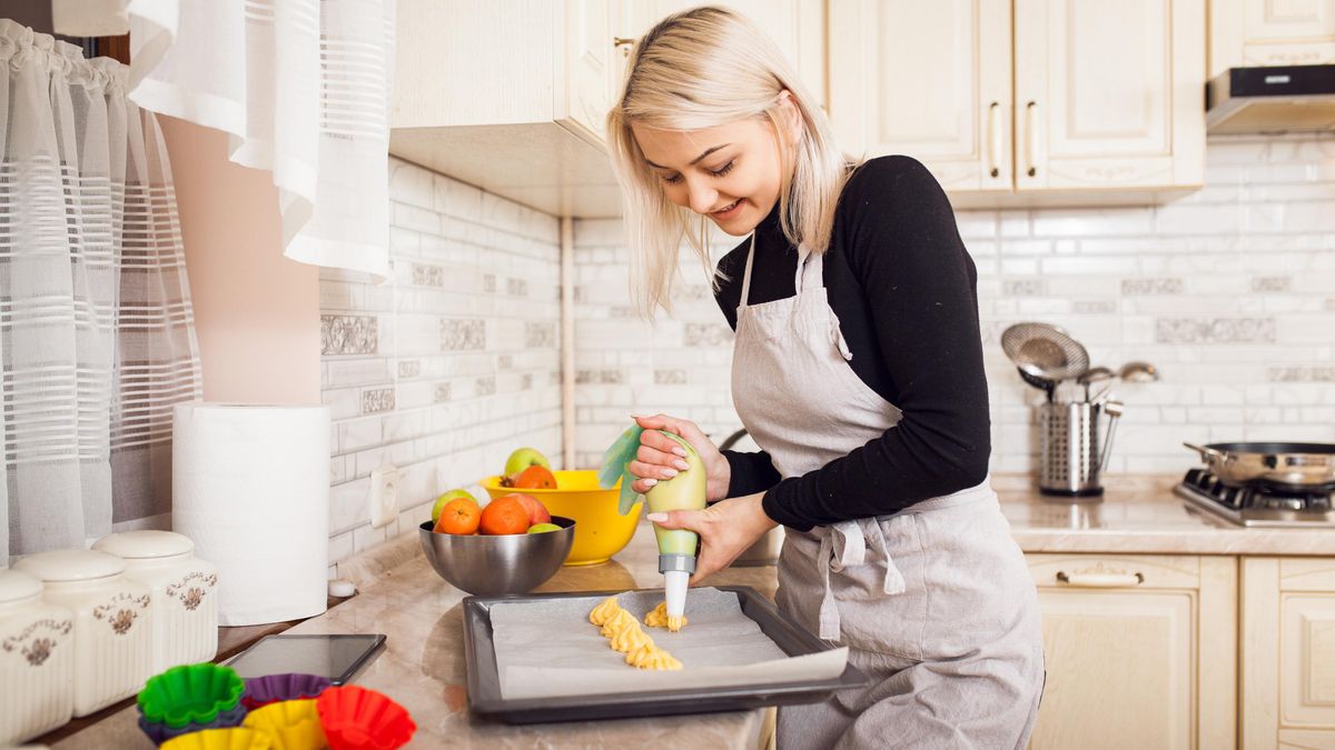 Ama de casa joven en la cocina. ARCHIVO (Imagen libre)