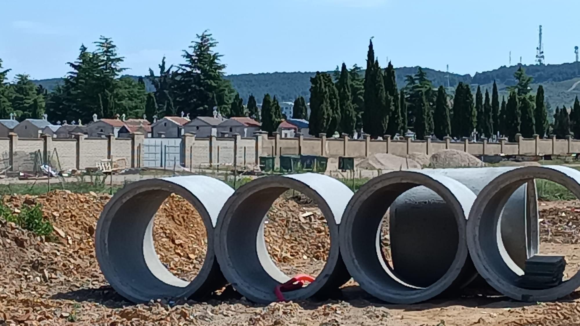 Obras y movimiento de tierras de la futura Red de Calor justo al lado del cementerio municipal de León, en Puente Castro.