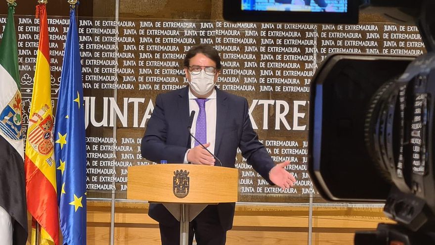 El consejero extremeño se pasó parte de la rueda de prensa con un cristal de las gafas empañado, por la mascarilla