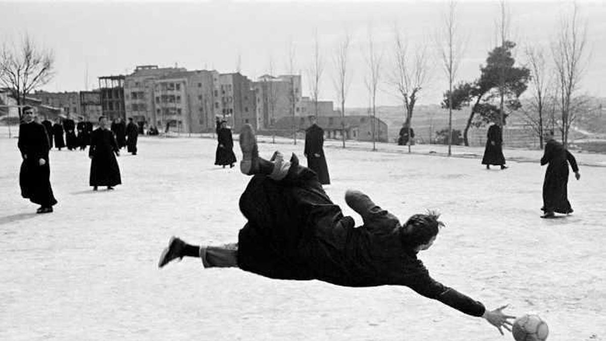 La España en los años 50 y 60 bajo la mirada de Ramón Masats: 'Visit Spain' llega al Niemeyer de Avilés