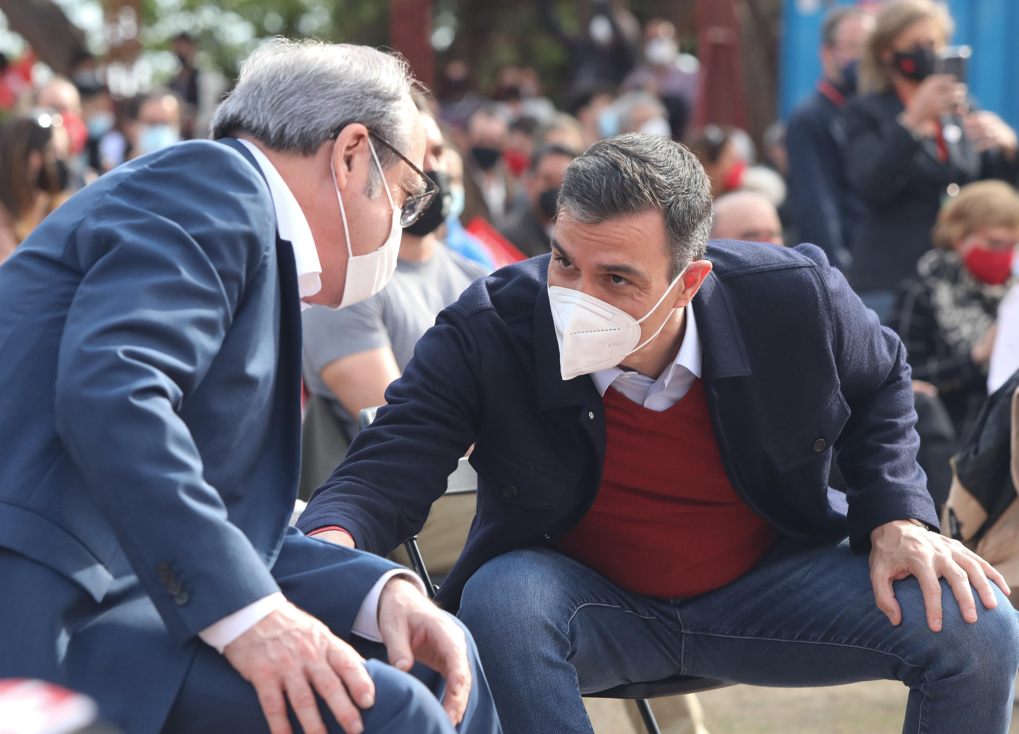 Pedro Sánchez charla con Ángel Gabilondo en el último mitin de Madrid.