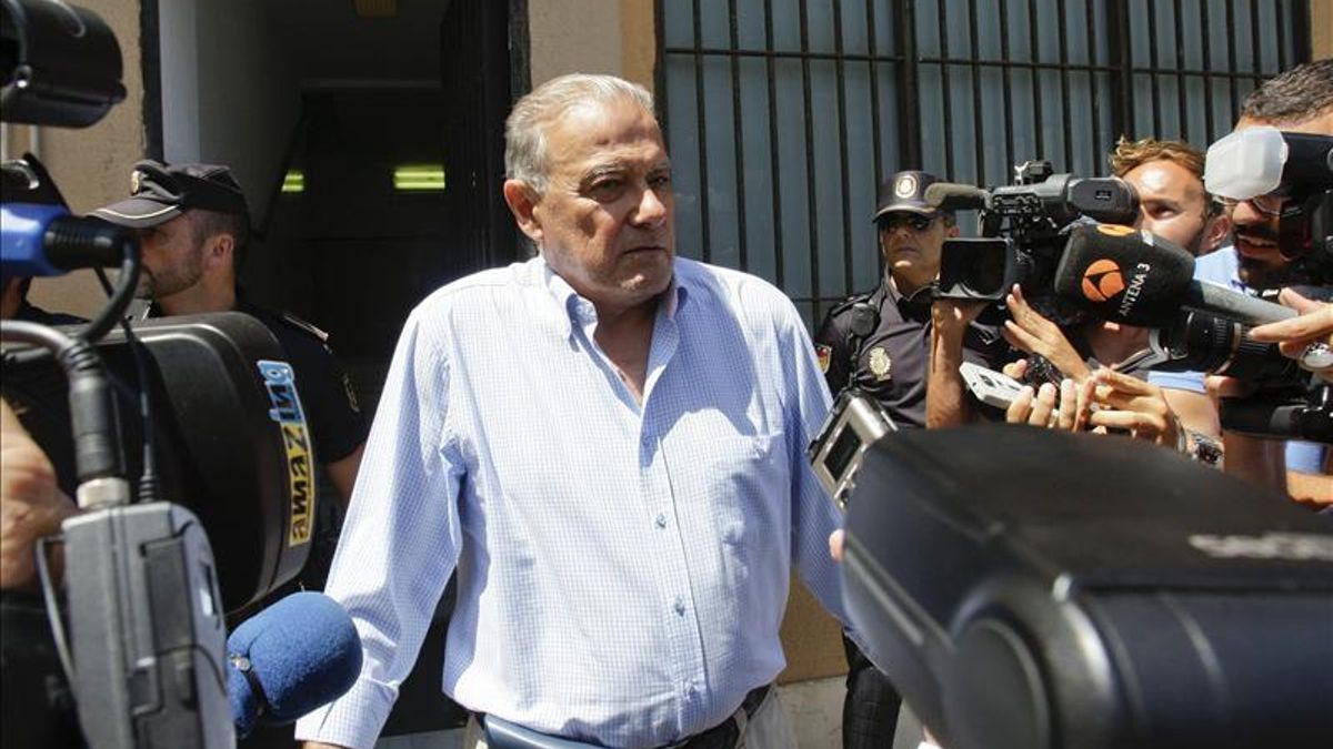 El exconsejero Ángel Ojeda, a su salidad de los juzgados de Cádiz / EFE.