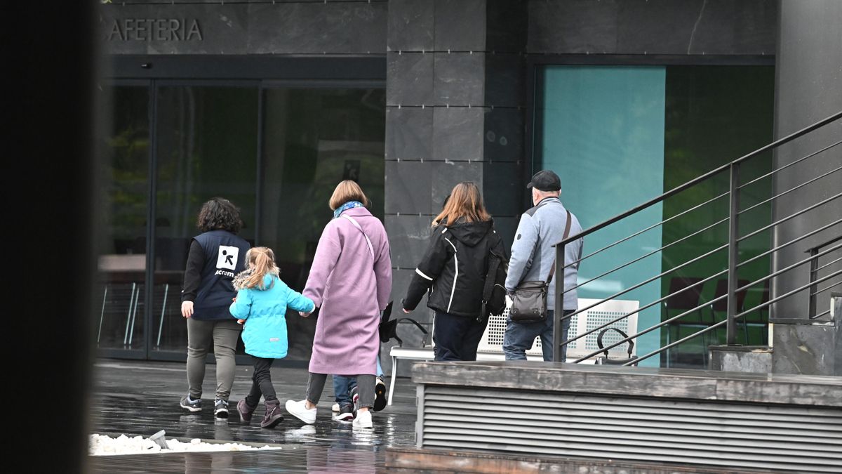 Varias personas llegan al Centro de Atención, Recogida y Derivación de Refugiados Ucranianos de Pozuelo de Alarcón, Madrid.