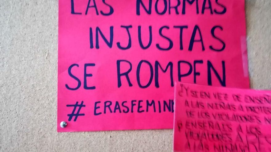 Protesta en el IES Eras de Renueva contra la prohibición de shorts y tirantes a las chicas.