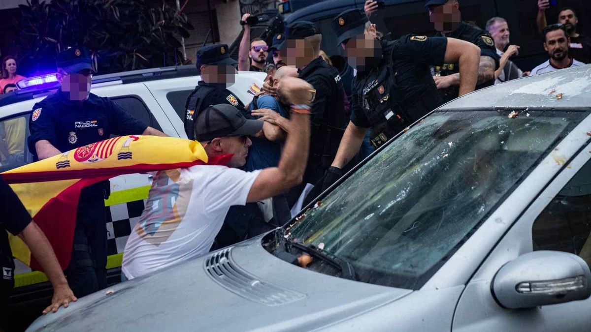 Un hombre destroza la luna del coche donde iban una diputada ceutí y dos abogados de derechos humanos / FOTO: Samuel Vega