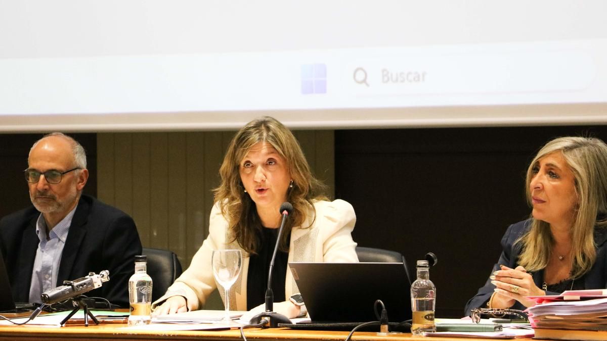 La rectora de la Universidad de León, Nuria González (centro), en la votación del proyecto de Estatutos en el Claustro universitario. 