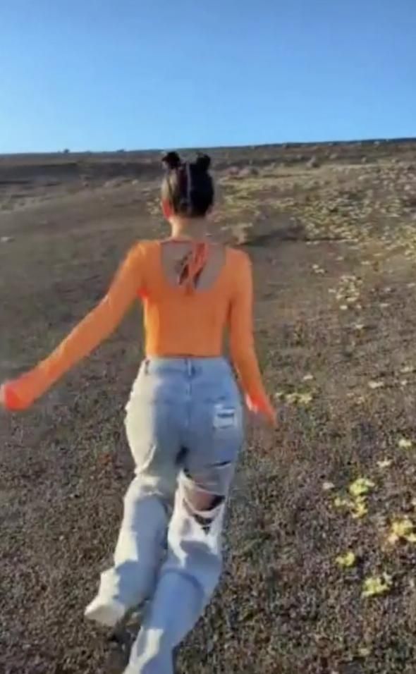 Una de las jovenes accede a la ladera de la montaña del Golfo