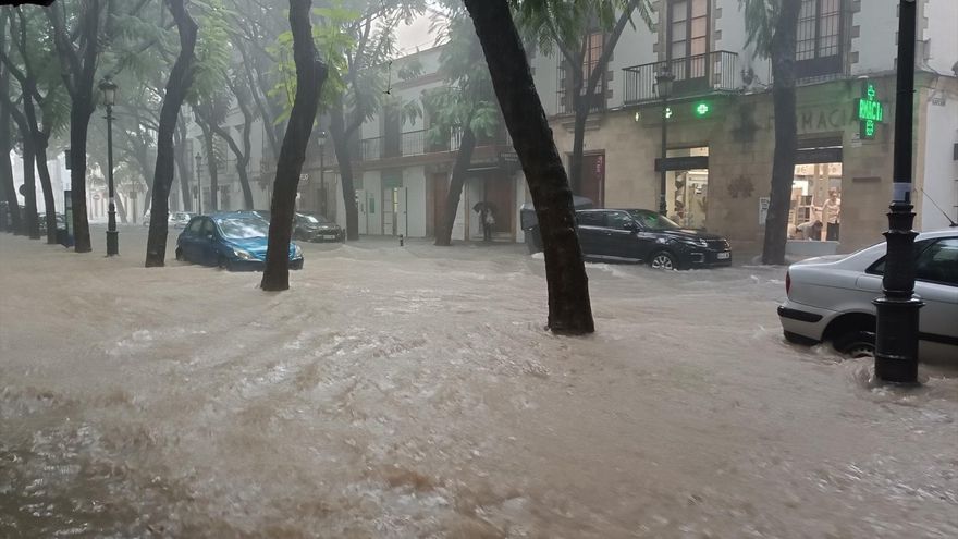 EuropaPress 6312351 calle porvera jerez agua acumulada lluvias dana atraviesa provincia 30