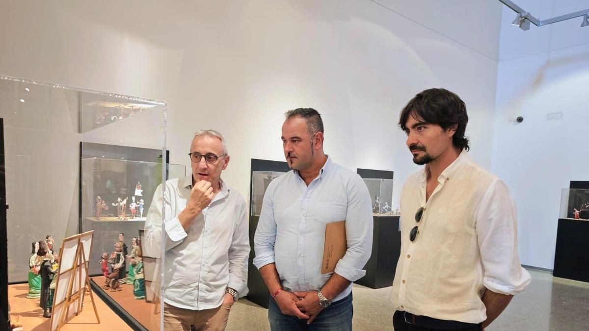 Emilio Gancedo (d) y Emilio Martínez (c), del Instituto Leonés de Cultura, en la inauguración de la exposición ‘Plastihistoria de la humanidad’, junto a representantes de la Fundación Educa. 
