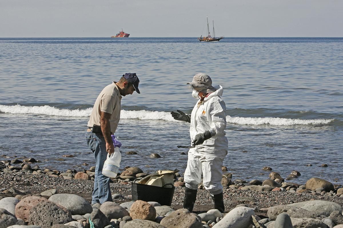 Recogida de fuel en la playa de Veneguera.( Alejandro Ramos)
