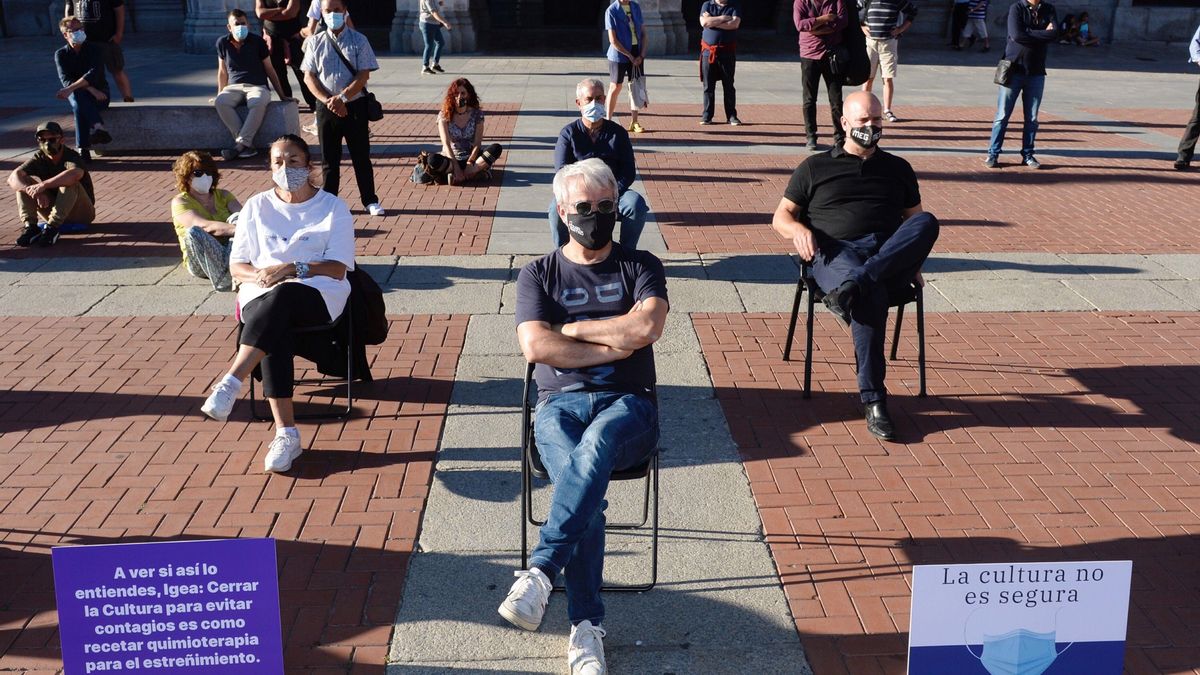 Actores, músicos, técnicos de luces y de sonido se concentran en la Plaza Mayor de Valladolid para protestar por las medidas que pretende implantar la Junta de Castilla y León, a partir de mañana, y que suponen un aforo de 25 personas en espacios culturales cerrados. EFE/ Nacho Gallego