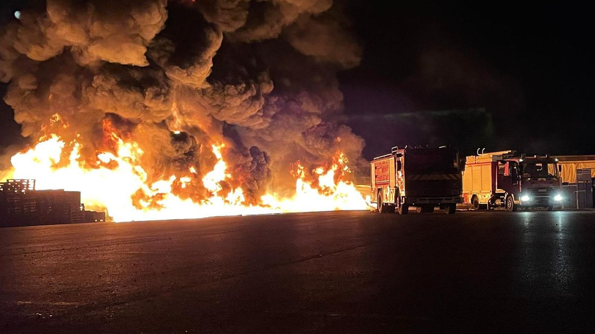 Camiones del CEIS durante un incendio.