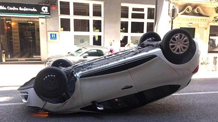 Así quedó el turismo volcado en la avenida de la Puebla en Ponferrada. Foto: Radio Bierzo.