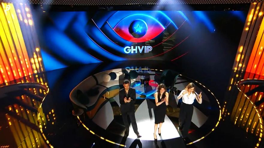 El nuevo logotipo de 'GH VIP', proyectado en la pantalla de 'La última noche'