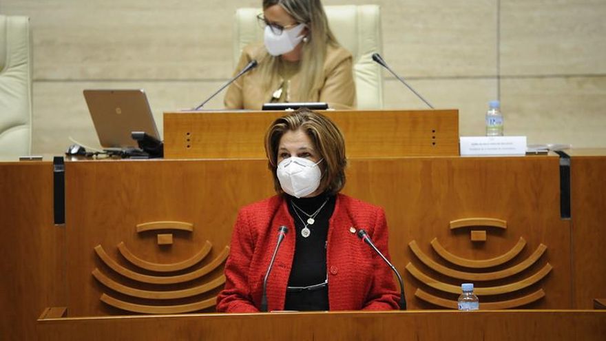 Pilar Blanco-Morales, y tras ella la presidenta del Parlamento regional, Blanca Martín