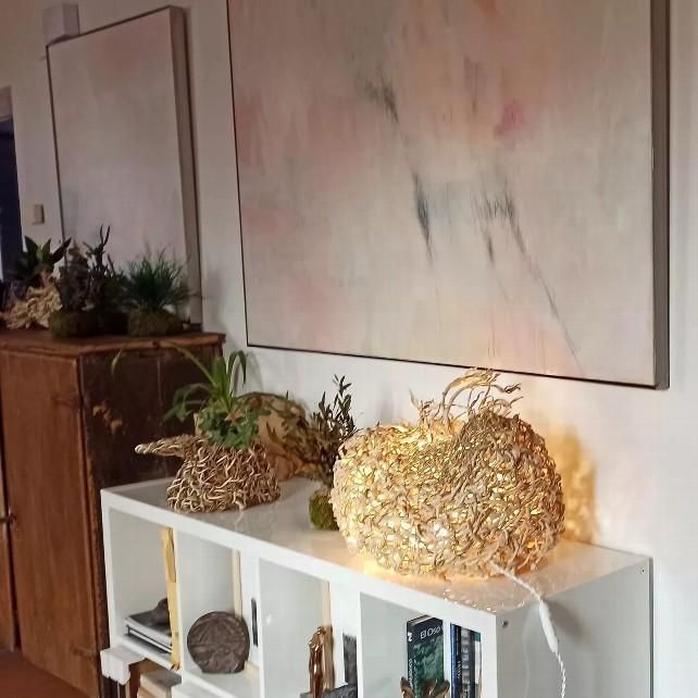Detalle de la exposición del arte inspirado en la naturaleza de Silvia Gándara y Anay Marín en la galería 'el 8 de Serranos' de León.