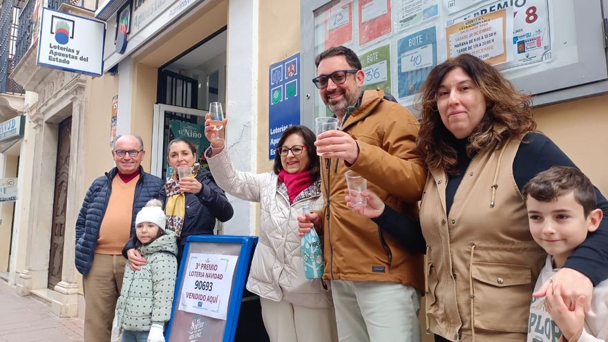 La suerte sonríe a Montilla: "Es una alegría doble, mi última Navidad como lotera"