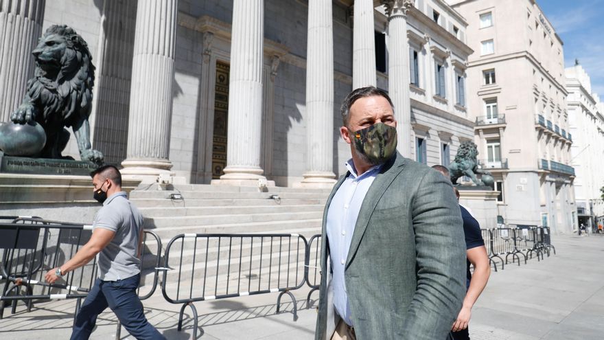 Archivo - El presidente de Vox, Santiago Abascal, frente al Congreso de los Diputados