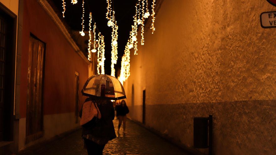 Una persona camina por las calles alumbradas de La Laguna