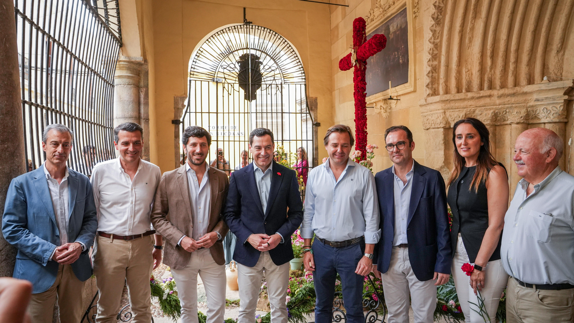 Juanma Moreno visita las Cruces de Mayo