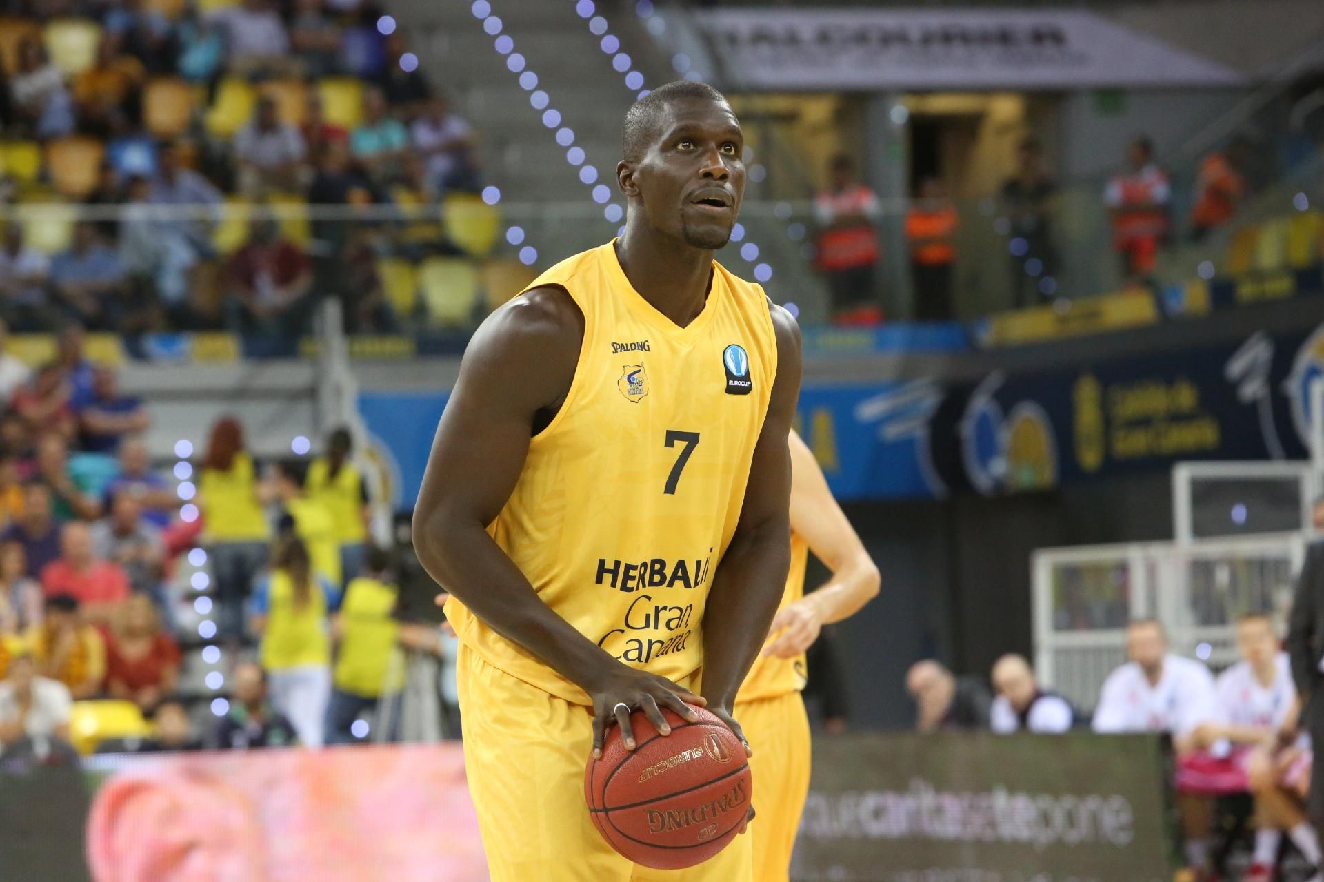 El pívot del Herbalife Gran Canaria, Sitapha Savané, en el momento de lanzar un tiro libre.