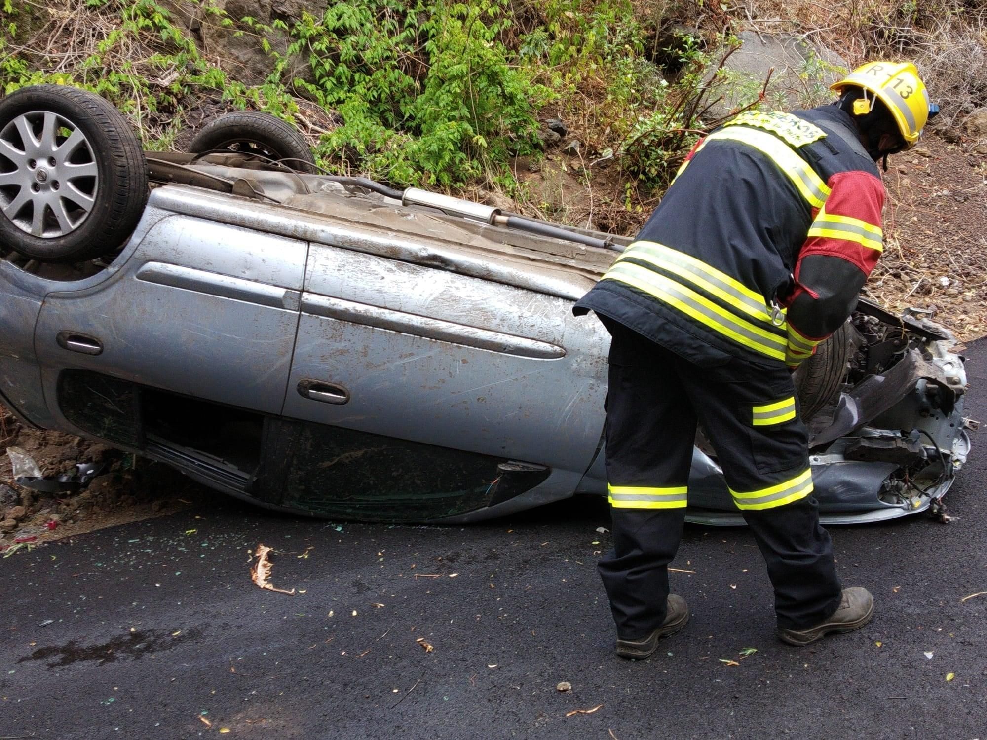 Los bomberos intervinieron en el accidente. BOMBEROS LA PALMA.