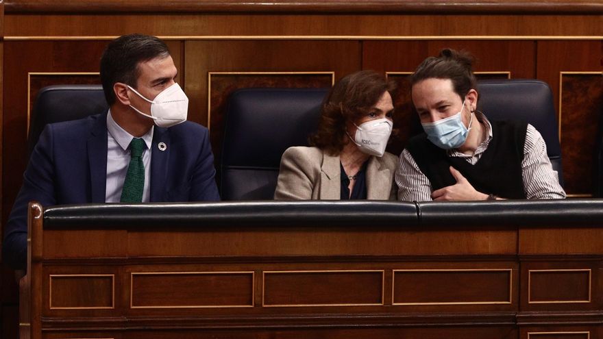 El presidente del Gobierno, Pedro Sánchez; la vicepresidenta primera y ministra de la Presidencia, Relaciones con las Cortes y Memoria Democrática, Carmen Calvo; y el vicepresidente segundo del Gobierno, Pablo Iglesias