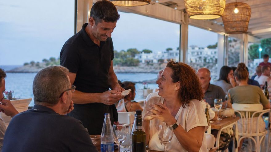 Balears lidera la demanda de empleo turístico con 4.150 ofertas activas y un salario medio que supera los 2.000 euros al mes