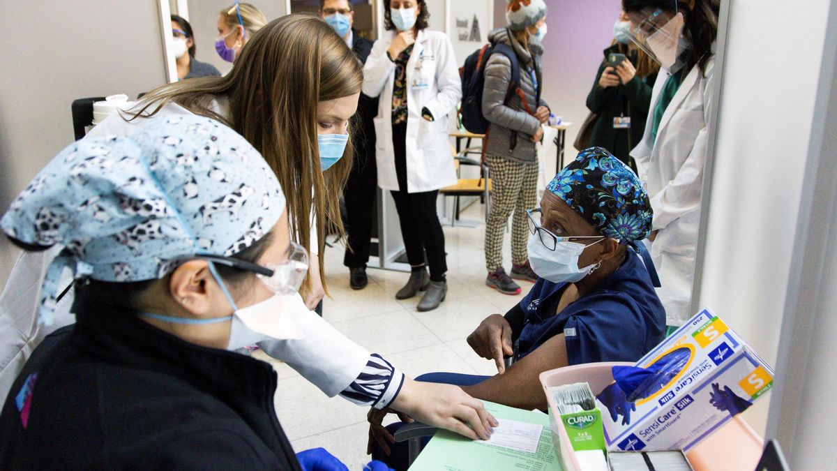 A las 18.57 hora local (23.57) hora GMT), EE.UU. registraba un total de 18.006.061 contagios y 319.190 muertos por el coronavirus.. EFE/EPA/JUSTIN LANE/Archivo