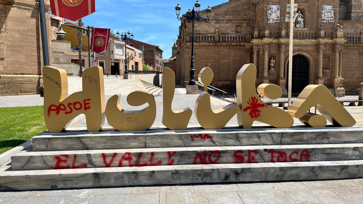 Vandalizan con pintadas franquistas las icónicas letras del Festival Holika de Calahorra