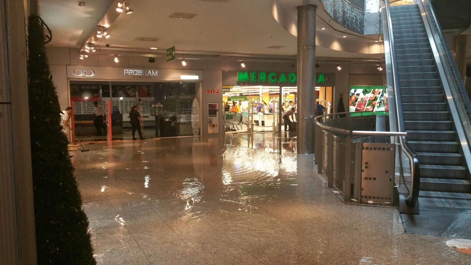 El Centro Comercial de Siete Palmas, inundado.