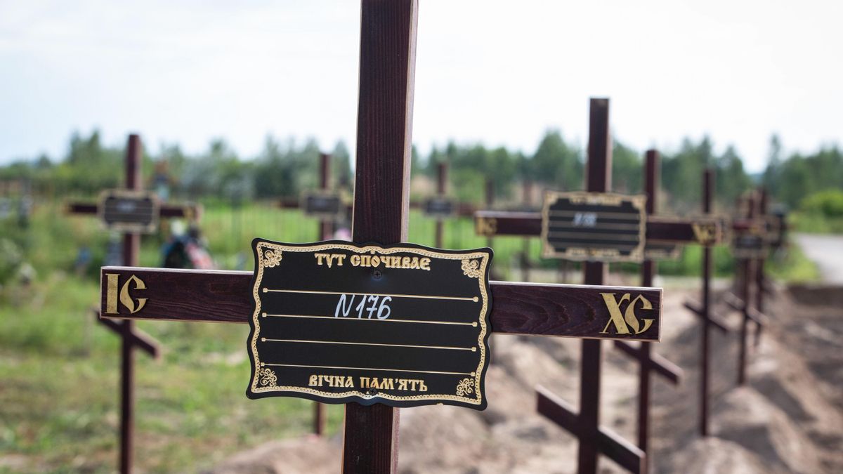 Cruces con números en las tumbas de cincuenta personas desconocidas asesinadas por las tropas rusas durante la ocupación de Bucha