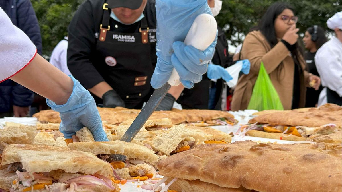 La presidencia de Perú celebra el triunfo del pan con chicharrón como "mejor desayuno del mundo"