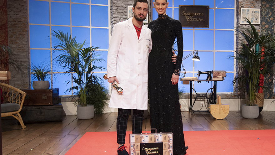 Joshua y la modelo África Peñalver en la final de Maestros de la costura 3
