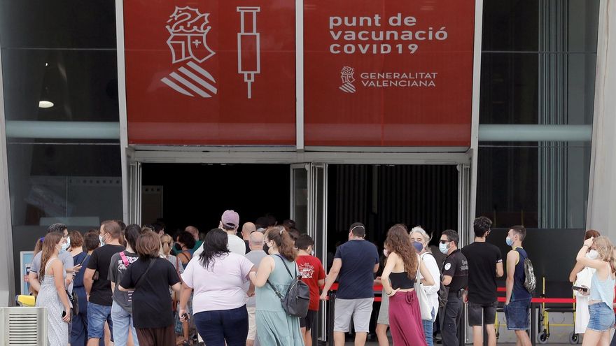 La Conselleria de Sanidad Universal administra desde este martes en los 133 puntos de vacunación masiva la dosis de la vacuna Covid-19 sin necesidad de cita previa a cualquier ciudadano mayor de 12 años que esté pendiente de recibir la primera dosis.