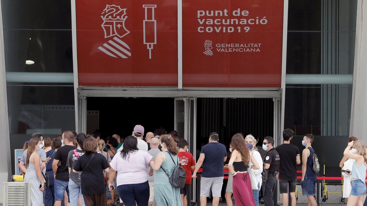 La Conselleria de Sanidad Universal administra desde este martes en los 133 puntos de vacunación masiva la dosis de la vacuna Covid-19 sin necesidad de cita previa a cualquier ciudadano mayor de 12 años que esté pendiente de recibir la primera dosis.