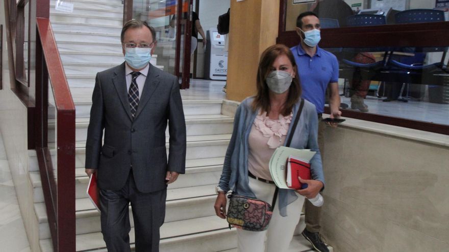 El presidente de Ceuta, Juan Jesús Vivas, y la consejera de Presidencia y Relaciones Institucionales, Mabel Deu, se dirigen a dar una rueda de prensa este martes en la ciudad autónoma. EFE/Reduan