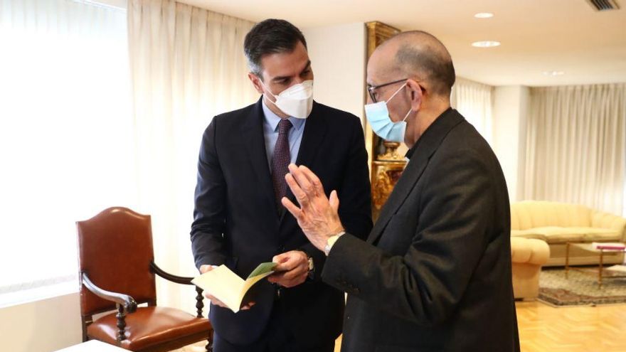 Pedro Sánchez junto al presidente de la Conferencia Episcopal, Juan José Omella.