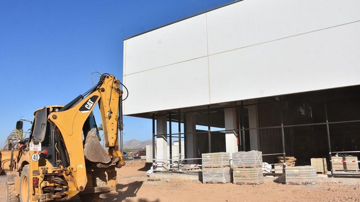 Obras en el HiperDino de Costa Teguise.