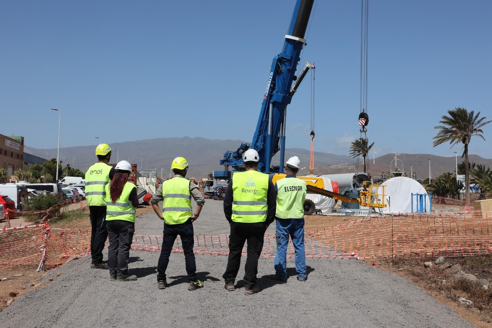 Trabajos de izado de los primeros mástiles de los nuevos aerogeneradores del parque eólico de Arinaga.