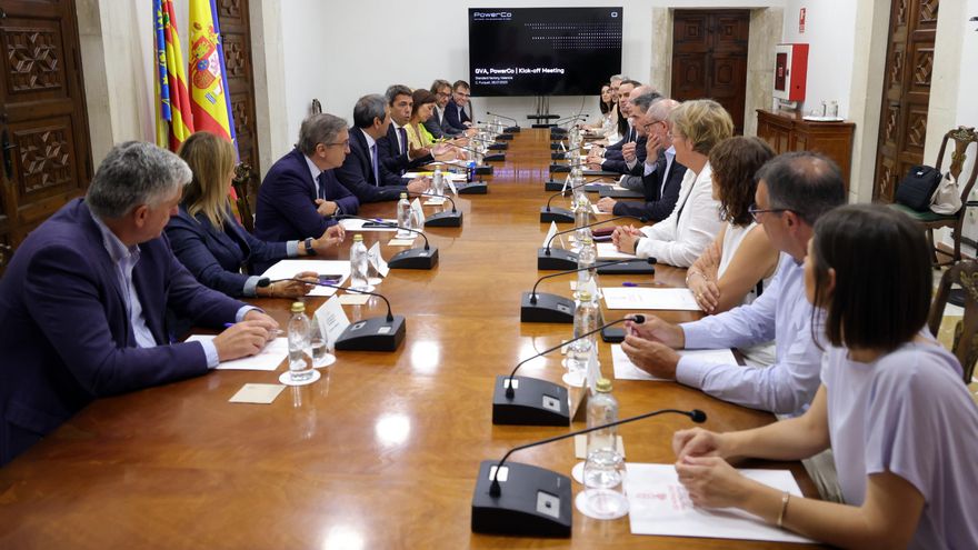 Encuentro de responsables de la Generalitat Valenciana y miembros del anterior Consell con la dirección de Volkswagen para abordar la factoría de baterías de Sagunto.
