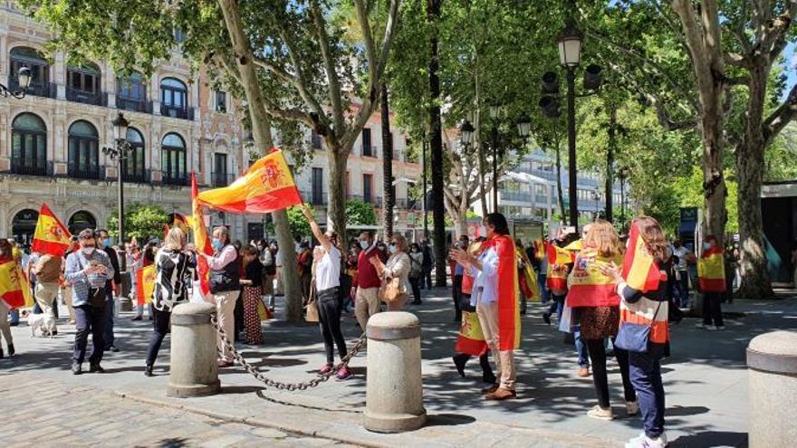 Un centenar de personas se han manifestado este sábado contra el Gobierno central y contra su presidente, Pedro Sánchez, en la céntrica Plaza Nueva de Sevilla, a las puertas del Ayuntamiento de la capital andaluza.