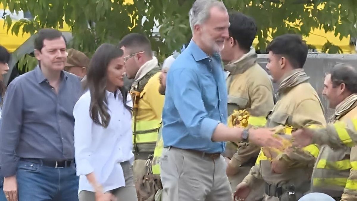 Brigadistas de extinción de incendios de Castilla y León le niegan el saludo a Mañueco durante la visita de los reyes