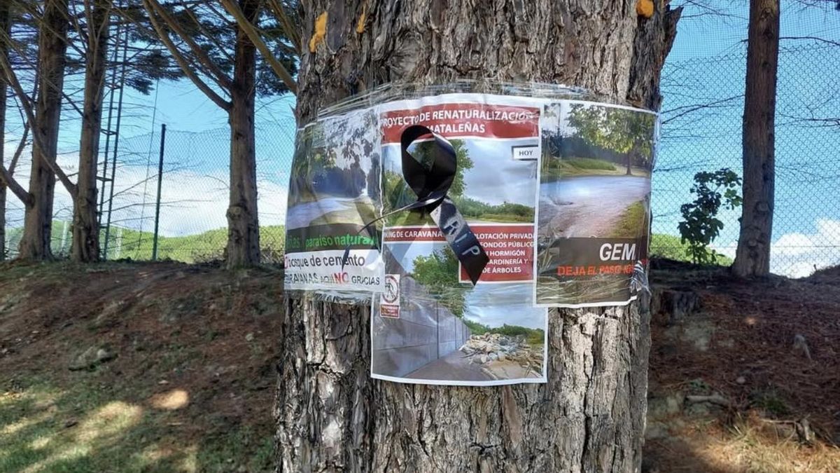Carteles contra el parking de Mataleñas.