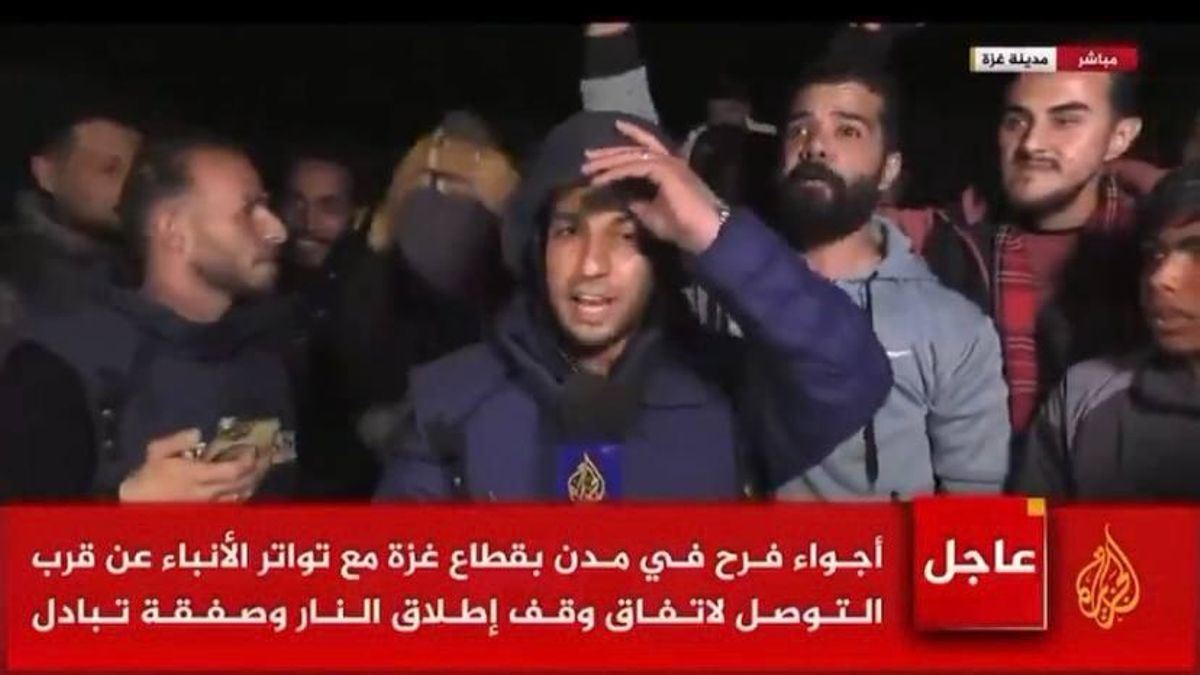 El periodista Anas el Sharif, en enero de este año, celebrando el alto el fuego anunciado, roto por Israel en marzo. Como muchos otros, Sharif fue asesinado por el Ejército israelí, en agosto de 2025