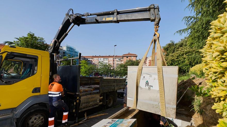 Leioa desentierra los 'tesoros' sepultados por niños y jóvenes de la localidad hace un cuarto de siglo